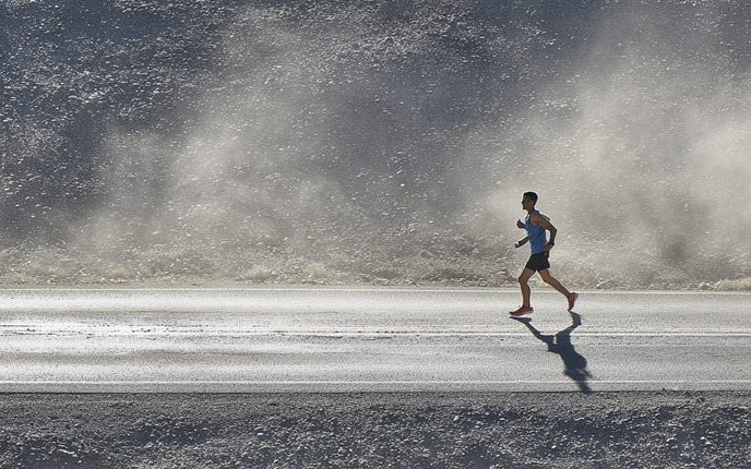 Runner training in hot, dusty conditions